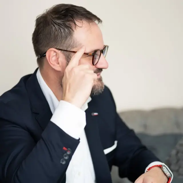 Viele denken, Vermögensaufbau ist kompliziert und teuer. 📊 Doch die Realität ist: Mit einem klaren Plan, kleinen monatlichen Beiträgen und den richtigen Instrumenten kannst du langfristig ein stabiles Vermögen aufbauen – selbst wenn dein Budget begrenzt ist. Ob Immobilien, Rentenversicherung oder Fonds, es kommt auf die Strategie an.

Stell dir vor: Du sparst monatlich nur 100 €, investierst clever, und nach 20–30 Jahren hast du ein finanzielles Polster, das dein Leben sicherer macht. Und das Beste: Je früher du startest, desto stärker wirkt der Zinseszinseffekt.

Für Gehörlose ist individuelle Beratung besonders wertvoll. Viele Barrieren können die Planung erschweren – doch mit barrierefreier Beratung bekommst du alle Infos klar, verständlich und direkt umsetzbar. Schritt für Schritt entsteht so ein Plan, der zu deinem Leben passt, ohne dass du dich überfordert fühlst.

💡 Tipp: Kombiniere unterschiedliche Strategien, bleibe flexibel und passe deinen Plan regelmäßig an. So stellst du sicher, dass dein Vermögen langfristig wächst und dich im Alter wirklich absichert.

Kommentiere 👂 oder schreib mir, ich erkläre dir genau, wie du Schritt für Schritt Vermögen aufbaust, ohne dass es kompliziert wird. Es lohnt sich, heute zu starten – dein zukünftiges Ich wird es dir danken!

#DVAG #Vermögen #Finanzen #Gebärdensprache #Beratung #Geldanlage #Vermögensaufbau #Altersvorsorge #Geld #gehörlosen #gehörlosenkultur #gehörlosenwelt #gehörlosencommunity #Gehörlosenfinanzberatung  #barrierefreiekommunikation #Coda #Hanau #Kleinauheim #offenbach #Hainburg #Hainstadt #kleinkrotzenburg #Seligenstadt #deaf #deafberatung #Frankfurt #deaffinance #deaffinanzen