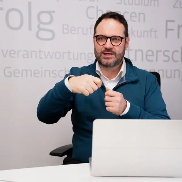 Viele Menschen verbinden Versicherungen mit schlechten Erfahrungen. Unverständliche Verträge, schnelle Abschlüsse, Gespräche ohne echte Erklärung. Besonders in der Gehörlosen-Community höre ich oft: „Ich habe etwas unterschrieben, aber eigentlich nie richtig verstanden, was das bedeutet.“
Dabei geht es bei Absicherung nicht um Angst, sondern um Ruhe. Um das Gefühl, vorbereitet zu sein. Wenn etwas passiert – Krankheit, Unfall, Schaden – sollte nicht zusätzlich die Sorge um Geld dazukommen. Genau dafür sind Versicherungen da.

Das Problem ist nicht die Absicherung selbst, sondern wie sie erklärt wird. Zu kompliziert, zu schnell, zu wenig auf die individuelle Situation abgestimmt. Ich erlebe oft, dass Menschen entweder viel zu viel versichert sind oder genau dort keinen Schutz haben, wo er im Ernstfall entscheidend wäre.
Meine Aufgabe ist nicht, Dir möglichst viele Verträge zu verkaufen. Meine Aufgabe ist es, mit Dir gemeinsam zu schauen, was wirklich Sinn macht. Was brauchst Du wirklich? Was kannst Du weglassen? Und wo solltest Du unbedingt vorsorgen?

Barrierefreie Beratung bedeutet für mich: Zeit nehmen, verständlich erklären und ehrlich sagen, wenn etwas nicht nötig ist. Vertrauen entsteht nicht durch Verkaufszahlen, sondern durch Transparenz.
Wenn Du Deine bestehenden Versicherungen einfach einmal in Ruhe prüfen willst – ohne Druck und ohne Verpflichtung – melde Dich gern bei mir.

#Versicherung #Absicherung #Finanzberatung #Gehörlos #CODA
#BarrierefreieBeratung #deafberatung #VersicherungenVerstehen
#Gehörlosenfinanzberatung #DVAG #Sicherheit #ZukunftAbsichern
#Gebärdensprache #deaffinance #Frankfurt #Hanau #Seligenstadt