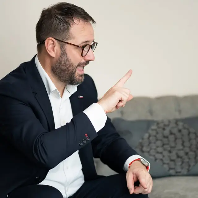 🤔 Lohnt sich eine Riester-Rente heute eigentlich noch?
Diese Frage bekomme ich unglaublich oft gestellt. Und die ehrliche Antwort lautet: Es kommt darauf an.
Für manche lohnt sich Riester stark! Zum Beispiel durch staatliche Zulagen, Steuervorteile oder weil Familie und Kinder mitgefördert werden. 👨‍👩‍👧‍👦📈
Für andere gibt es passendere Lösungen, die flexibler sind oder langfristig mehr Chancen bieten.

💡 Wichtig ist also nicht die Frage „Riester – ja oder nein?“,
sondern: Passt Riester zu deiner persönlichen Situation?

Wenn du wissen möchtest,
ob sich Riester für dich lohnt, schreib mir eine Nachricht oder kommentiere mit 🦻 –
dann schauen wir uns das gemeinsam verständlich an. 🤝

#Riester #Riesterrente #coda #Altersvorsorge #Finanzen #Vermögensaufbau #Geldanlage #Beratung #deaf #Gebärdensprache #Gehörlos #barrierefreieberatung #deaffinance