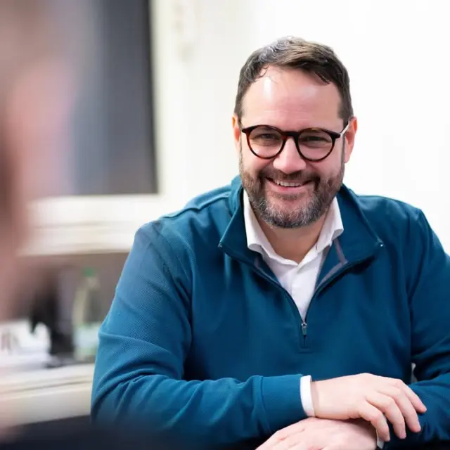 Die Haftpflichtversicherung, für viele eine Standardabsicherung.
Aber gerade hier steckt oft mehr dahinter, als man denkt.
Ein kurzer Moment, ein Missverständnis und schon ist etwas passiert.
Zum Beispiel, wenn ein akustisches Signal nicht wahrgenommen wird und dadurch ein Schaden entsteht.

Genau solche Situationen zeigen:
Eine Haftpflichtversicherung ist nicht nur Pflichtgefühl, sondern echte Absicherung im Alltag.
Denn: Sie schützt dich vor hohen Kosten, wenn du jemand anderem Schaden zufügst – egal ob Sach- oder Personenschaden.

👉  Wichtig ist aber:
Nicht jeder Tarif deckt wirklich alle Alltagssituationen ab.
Gerade bei besonderen Umständen sollte man genau hinschauen.
Denn nur so kannst du entspannt durchs Lebens gehen, weil du weißt: Du bist abgesichert.

Ich zeige dir, worauf du achten solltest - einfach, verständlich und barrierefrei.
Kommentiere mit 👂 oder schicke mir eine Nachricht, wenn du mehr erfahren möchtest!

#Haftpflichtversicherung #Versicherung #Alltag #Sicherheit #Finanzen #Absicherung #Gebärdensprache #Gehörlose #deaf #deaffinance #Gehörlosencommunity #barrierefrei #dgs