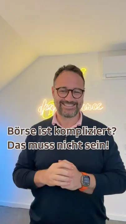 📈 Börse ist kompliziert? Das muss nicht sein!
Ich höre immer wieder: Kapitalanlage ist aufwendig und kompliziert. Und ganz ehrlich: Das verstehe ich. Täglich gibt es neue Nachrichten, Kursschwankungen und Expertenmeinungen. Da verliert man schnell den Überblick.

👉Aber genau deshalb musst du die Börse nicht selbst rund um die Uhr beobachten. Das übernehme ich!
Seit über 25 Jahren beschäftige ich mich mit Finanzmärkten und beobachte täglich, was an den Börsen passiert. In meinem Video siehst du einen kleinen Einblick in mein Börsen-Cockpit, wo ich die Entwicklungen an den Märkten verfolge. Denn mein Job ist es, die Informationen einzuordnen, Chancen und Risiken zu bewerten und gemeinsam mit meinen Kunden eine passende Anlagestrategie zu entwickeln.

💡 Erfolgreiche Geldanlage bedeutet nicht, jedem Trend hinterherzulaufen. Es geht darum, langfristig die richtigen Entscheidungen zu treffen. 
Mit der passenden Strategie sind durchschnittliche Renditen von etwa 4 bis 10 % pro Jahr möglich – immer abhängig von Anlageform, Risikobereitschaft und Marktentwicklung.

👉 Du musst nicht wissen, welche Auswirkungen eine Zinserhöhung hat oder welcher Markt gerade unter Druck steht. Dafür bin ich da!
Wenn du dein Geld sinnvoll anlegen möchtest und dabei einen erfahrenen Ansprechpartner an deiner Seite haben willst, dann melde dich gerne bei mir. Kommentiere mit „Börse“ oder schick mir ein 👂 und ich melde mich bei dir – barrierefrei und verständlich.

#Geldanlage #Finanzberatung #Vermögensaufbau #Investieren #ETF #Kapitalmarkt #Finanzplanung  #Gebärdensprache #Gehörlosencommunity