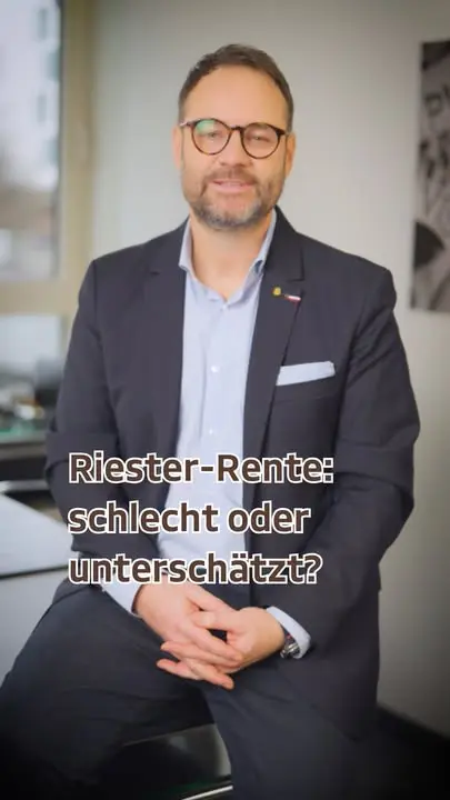„Riester ist doch totaler Müll!“ 👀
Diesen Satz höre ich oft.
Aber die Wahrheit ist: Riester ist nicht grundsätzlich schlecht. Es muss nur zur Lebenssituation passen.
Denn mit staatlichen Zulagen und möglichen Steuervorteilen kann Riester eine sinnvolle Altersvorsorge sein.

Wann Riester gut passen kann:
✅ Familie mit Kindern
Durch die staatlichen Zulagen kann sich Riester hier besonders lohnen, weil ein Teil des Aufbaus vom Staat mitfinanziert wird.

Wann Riester eher nicht passt:
❌ Junge Person ohne Kinder mit Fokus auf maximale Flexibilität
Hier gibt es je nach Ziel oft passendere Lösungen, weil Riester bestimmte Regeln und Einschränkungen mitbringt.

Wichtig: Finanzprodukte sind nicht pauschal gut oder schlecht.
Entscheidend ist, ob sie zu dir, deinem Leben und deinen Zielen passen.
Ich helfe dir gerne dabei, die passende Altersvorsorge zu finden. 🤟

Kommentiere mit 👂 oder „Riester“, wenn du wissen möchtest, ob die Riester-Rente zu dir passt.

#Altersvorsorge #Riester #Rentenplanung #Finanzplanung #Vorsorge #Finanzen #Familie #Gebärdensprache #Gehörlose #Gehörlosencommunity
