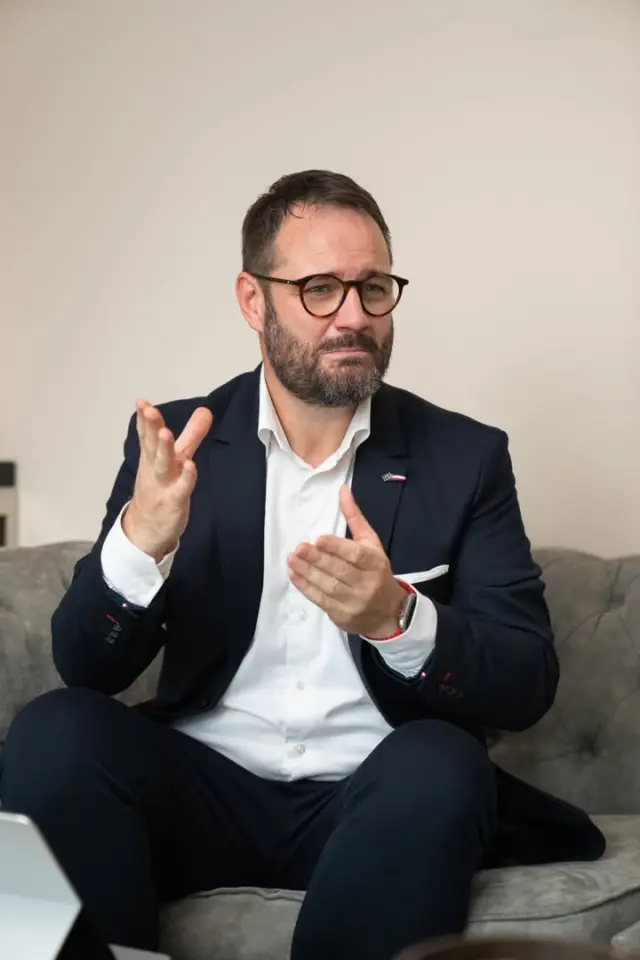 ⚖️ Rechtsschutz: Sinnvoll oder rausgeworfenes Geld?
Diese Frage höre ich oft. Und die ehrliche Antwort ist: 
👉 Es kommt darauf an.

Viele denken:
„Ich brauche doch keinen Anwalt.“
Oder:
„Mir passiert schon nichts.“

Aber Konflikte entstehen oft schneller als gedacht. Zum Beispiel:
- nach einem Verkehrsunfall
- bei Problemen im Job
- mit dem Vermieter
- nach Online-Käufen oder Verträgen
Und dann merken viele erst, wie teuer rechtliche Auseinandersetzungen werden können.

👉 Wichtig zu wissen:
Eine Rechtsschutzversicherung übernimmt nicht automatisch alles und nicht jeden Fall. Für Versicherte ist es deshalb besonders wichtig zu wissen:
- Welche Bereiche sind abgesichert?
- Gibt es Wartezeiten?
- Was ist ausgeschlossen?
- Passt der Schutz zur eigenen Lebenssituation?

Eine Rechtsschutzversicherung kann im Ernstfall den entscheidenden Unterschied machen und dafür sorgen, für das eigene Recht einstehen zu können. Wichtig ist aber: Der Vertrag muss zu den Lebensumständen und Wünschen passen. Dabei helfe ich dir – verständlich und barrierefrei. 
Kommentiere mit 👂 oder „Rechtsschutz“, wenn du wissen möchtest, worauf man achten sollte.

#Rechtsschutz #Versicherung #Gebärdensprache  #deaf #deaffinance #barrierefrei #dgs