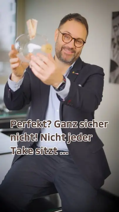 Nicht jedes Video sitzt beim ersten Versuch 🎬
Und ganz ehrlich? Das ist auch okay!
Zwischen Takes und kleinen Patzern entstehen oft die sympathischsten Momente 🙈
Aber genau darum geht’s mir: echt sein.
Nicht perfekt. Nicht geschniegelt. Sondern verständlich, nahbar und mit Freude dabei – auch bei langweiligen Finanzthemen.
Denn Themen wie Altersvorsorge und Riester-Rente wirken oft trocken oder kompliziert.
Dabei ist die eigentliche Botschaft ganz einfach: Es lohnt sich, sich damit zu beschäftigen.
Und manchmal darf man dabei auch über sich selbst lachen 😄
Also hier mal die Outtakes statt Hochglanz-Version!

Kommentiere mit einem Emoji 😄, wenn du ohne kompliziertes Fachchinesisch wissen möchtest, welche Altersvorsorge zu dir passt.

#Altersvorsorge #Riester #Finanzplanung #Vorsorge #Finanzen  #Gebärdensprache #Gehörlose #deaf #Gehörlosencommunity  #outtakes #behindthescenes