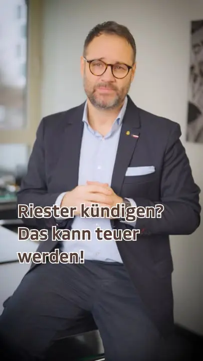 Riester-Rente kündigen? Bitte nicht vorschnell. ⚠️
Ich verstehe es: Riester steht oft in der Kritik. Manche denken schnell: „Dann kündige ich einfach.“
Aber genau das kann Nachteile haben.
Denn bei einer Kündigung können unter anderem Folgen entstehen wie:
❌ Rückzahlung staatlicher Zulagen
❌ Mögliche Rückabwicklung von Steuervorteilen
❌ Verluste, wenn der Vertrag zum ungünstigen Zeitpunkt beendet wird
❌ Bereits aufgebautes Vorsorgekapital wird nicht optimal weiter genutzt

Heißt das, Riester immer behalten? Nein.
Aber: Nicht vorschnell entscheiden.
Manchmal kann eine Beitragsfreistellung, Anpassung oder andere Lösung sinnvoller sein als eine direkte Kündigung.

Wichtig ist: Erst prüfen, dann entscheiden.
Ich schaue mir mit dir gerne an, was in deiner Situation sinnvoll ist – verständlich, barrierefrei und auf Wunsch in Gebärdensprache. 🤟
Kommentiere mit 👂 oder schicke mir eine Nachricht, wenn du unsicher bist, was mit deinem Riester-Vertrag sinnvoll ist.

#Riester #Altersvorsorge #Rentenplanung #Finanzplanung #Vorsorge #Finanzen #Absicherung  #dgs