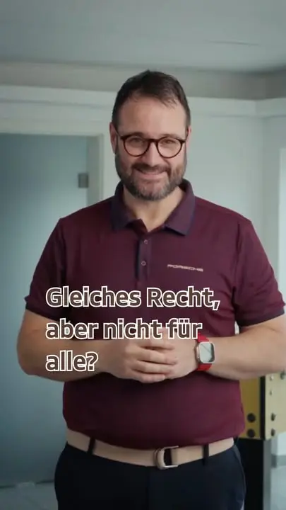 Stell dir vor, du brauchst rechtliche Unterstützung … doch schon die Kommunikation wird zum Problem.

Für viele Menschen mit Hörbehinderung ist genau das Realität. Denn obwohl eine Rechtsschutzversicherung die Anwaltskosten übernimmt, bleibt eine wichtige Frage oft offen:
Wer bezahlt den Gebärdensprachdolmetscher?

In den meisten Fällen leider nicht die Versicherung. Dabei ist der Dolmetscher keine Zusatzleistung, sondern die Voraussetzung dafür, dass überhaupt eine gleichberechtigte Beratung stattfinden kann.
Genau deshalb habe ich mich dafür eingesetzt, eine Lösung zu schaffen.

Für meine gehörlosen Kundinnen und Kunden gibt es bei der Rechtsschutzversicherung eine besondere Regelung: Die Kosten für den Gebärdensprachdolmetscher können mit abgesichert werden!

👉Das bedeutet mehr Sicherheit, mehr Selbstbestimmung und vor allem: Du kannst dein Recht wahrnehmen, ohne dir zusätzlich Gedanken über die Kosten für die Kommunikation machen zu müssen.

Denn echte Absicherung endet nicht beim Vertrag, sie beginnt dort, wo Barrieren verschwinden.

Möchtest du mehr erfahren? Dann schreib einfach „Rechtsschutz“ in die Kommentare oder sende mir eine Nachricht. Ich erkläre dir alles ganz in Ruhe und barrierefrei.

#Rechtsschutzversicherung #Gebärdensprachdolmetscher  #DGS #Gebärdensprache #BarrierefreieBeratung #Rechtsschutz