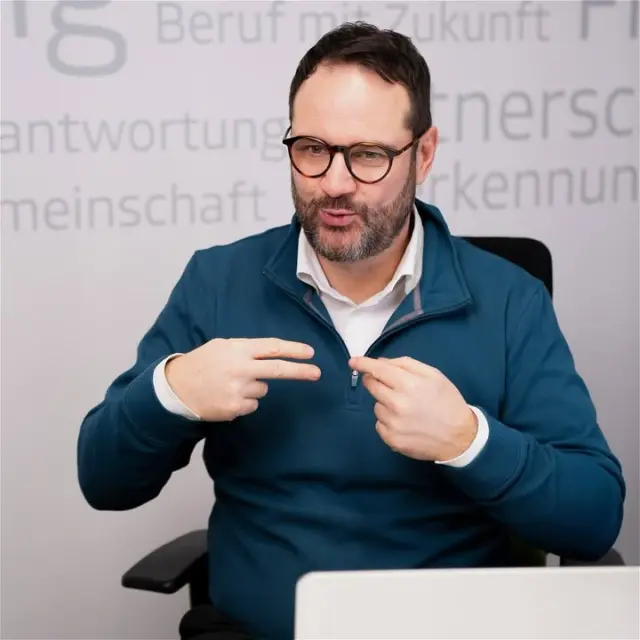 Zinssatz oder Effektivzins: wo liegt eigentlich der Unterschied? 💡
Viele achten bei einer Finanzierung zuerst auf den Zinssatz. Das ist verständlich, aber leider nicht die ganze Wahrheit.

👉 Der Sollzinssatz zeigt dir, welche Zinsen du auf den geliehenen Betrag zahlst. 
👉 Der Effektivzins geht einen Schritt weiter: Er berücksichtigt zusätzlich Kosten, die mit der Finanzierung verbunden sind, und zeigt dir, was der Kredit tatsächlich kostet.

Deshalb gilt: Zwei Finanzierungen können den gleichen Sollzinssatz haben – und trotzdem unterschiedlich teuer sein!

Wenn du Finanzierungsangebote vergleichst, solltest du deshalb immer auf den Effektivzins achten. Er gibt dir einen realistischeren Überblick über die tatsächlichen Kosten und macht verschiedene Angebote besser vergleichbar.

💡 Ein niedriger Sollzinssatz sieht auf den ersten Blick attraktiv aus. Entscheidend ist aber, was du am Ende wirklich zahlst.

 Du möchtest eine Finanzierung abschließen und bist dir unsicher, welches Angebot besser ist? Ich helfe dir gerne dabei, die Zahlen richtig einzuordnen – verständlich und barrierefrei. Kommentiere mit 👂 oder schicke mir eine Nachricht, um einen Termin zu vereinbaren.

#Finanzierung  #Baufinanzierung  #Finanzplanung #Gehörlosenfinanzberatung #deaffinance #deaffinanzen #DGS #barrierefreieBeratung