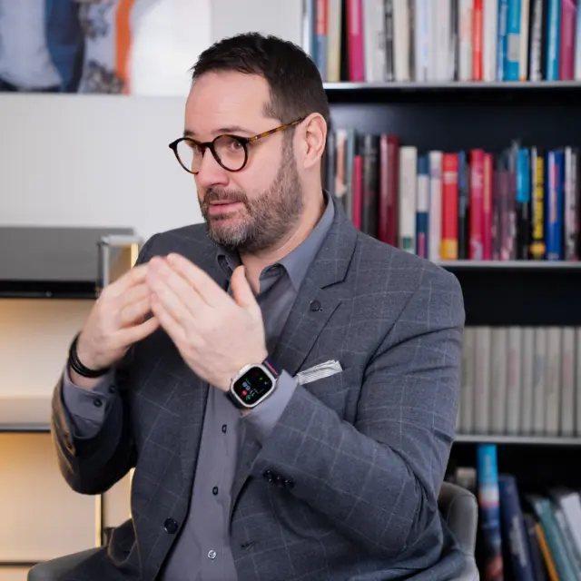 Mit Anfang oder Mitte 40 fühlt sich vieles erst einmal stabil an. Der Job läuft, man hat sich etwas aufgebaut, vielleicht eine Immobilie, vielleicht Rücklagen. Nach außen wirkt alles „in Ordnung“. Doch genau in dieser Lebensphase merke ich in Gesprächen immer wieder, dass viele innerlich unsicher werden. Nicht, weil sie schlecht gewirtschaftet haben, sondern weil ihnen niemand jemals gezeigt hat, wie ihre finanzielle Zukunft wirklich aussieht.
Viele wissen nicht, wie hoch ihre Rente später sein wird. Andere glauben, dass es „schon reichen wird“, weil sie ja ihr ganzes Leben gearbeitet haben. Das Problem ist nicht mangelnder Fleiß, sondern fehlende Transparenz. Die gesetzliche Rente allein reicht für die meisten Menschen nicht aus, um den bisherigen Lebensstandard zu halten. Und je später man sich damit beschäftigt, desto weniger Spielraum bleibt.
Gerade für gehörlose Menschen ist das Thema oft noch schwieriger, weil Beratungsgespräche früher nicht barrierefrei waren oder wichtige Details nicht richtig erklärt wurden. Das führt dazu, dass Entscheidungen vertagt werden – manchmal zu lange.
Mir geht es nicht darum, Druck zu machen oder Angst zu schüren. Es geht um Klarheit. Wer weiß, wo er heute steht, kann ruhig und selbstbestimmt entscheiden, wie es weitergehen soll. Und genau dabei unterstütze ich Dich – verständlich, ehrlich und in Deiner Sprache.
Wenn Du wissen willst, wo Du heute wirklich stehst und welche Möglichkeiten Du noch hast, schreib mir oder kommentiere ein 👂.

#Finanzplanung #Altersvorsorge #Rente #Vermögensaufbau #Gehörlos #CODA
#Gehörlosencommunity #BarrierefreieBeratung #deaffinance #deafberatung
#ZukunftPlanen #Finanzklarheit #DVAG #Gebärdensprache #GeldVerstehen
#Frankfurt #Hanau