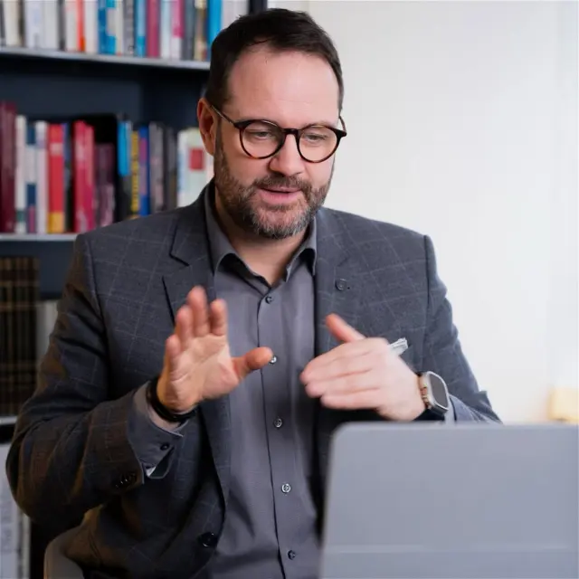 Kennst du das Gefühl, bei einem Beratungsgespräch zu sitzen und zu merken, dass wichtige Informationen irgendwo auf dem Weg verloren gehen?

Viele gehörlose Menschen kennen diese Situation: Ein Beratungsgespräch ist vorbei, der Vertrag unterschrieben, aber einige Fragen sind trotzdem offen geblieben …
Nicht, weil sie die Inhalte nicht verstehen könnten.
Sondern weil die Beratung nicht in ihrer Muttersprache stattfindet.

Gerade bei Versicherungen, Altersvorsorge oder Finanzierungen geht es um weitreichende Entscheidungen. Um Verträge, die oft über Jahre oder sogar Jahrzehnte laufen. Um Absicherung, Vermögen und die eigene Zukunft. Und trotzdem erleben viele Gehörlose:
- Fachbegriffe werden nicht verständlich erklärt
- Wichtige Details gehen verloren
- Es wird auf Angehörige oder Dolmetscher vertraut
- Fragen werden aus Unsicherheit nicht gestellt

Dabei sollte eine Finanzberatung niemals davon abhängen, wie gut jemand Lippen lesen kann oder wie sicher er sich in geschriebener Sprache fühlt.
Echte Beratung auf Augenhöhe bedeutet:
- Kommunikation in Deutscher Gebärdensprache
- Verständnis ohne Umwege
- Fragen stellen können, ohne Hemmungen zu haben
- Entscheidungen treffen, weil man alles verstanden hat 

Denn bei Finanz- und Versicherungsthemen geht es nicht nur um Zahlen. Es geht um Vertrauen. Es geht um Selbstbestimmung. Und es geht darum, wichtige Entscheidungen für das eigene Leben wirklich verstehen zu können.

👉 Genau deshalb ist Beratung in DGS kein Luxus, sondern eine Voraussetzung für echte Teilhabe!

💬 Kommentiere mit „DGS“ oder schicke mir eine Nachricht, wenn du erfahren möchtest, wie Finanzberatung auf Augenhöhe aussehen kann. Ich berate dich, verständlich und in Gebärdensprache. 

#DGS #DeutscheGebärdensprache #Gehörlos #Gehörlosigkeit #DeafCommunity #Barrierefreiheit  #Finanzberatung #Versicherung #Finanzbildung #Finanzwissen #Altersvorsorge #BarrierefreieBeratung #DeafFinance #Gebärdensprache