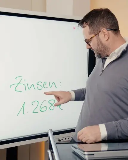 💡 Zinseszins einfach erklärt
Viele unterschätzen, was selbst kleine Zinsen über Zeit machen können.
Ein simples Beispiel:
👉Du legst 10.000 € einmalig an - für 12 Jahre bei 1 % Zinsen pro Jahr.
Am Ende hast du nicht nur deine 10.000 €. Durch den Zinseszins werden daraus etwa 11.268 €.

👉Das bedeutet: 1.268 € extra, ohne dass du auch nur einen Euro zusätzlich eingezahlt hast.

Und jetzt stell dir vor:
- Nicht 1 % Zinsen, sondern eine höhere Rendite.
- Nicht 12 Jahre, sondern 20 oder 30 Jahre. 
Genau dann wird der Unterschied richtig spannend.

Denn beim Vermögensaufbau gilt:
Nicht nur wie viel du investierst zählt, sondern wie früh du anfängst und wie hoch deine Zinsen sind.
 
Ich berate dich, transparent und auch in Gebärdensprache. 

Kommentiere mit 👂 oder „Sparen“, wenn du wissen möchtest, welche Möglichkeiten es gibt.

#Zinseszins #Sparen #Vermögensaufbau #Finanzen #Altersvorsorge #Finanzbildung #Investieren #Vorsorge #coda #Gebärdensprache #Gehörlose #deaf #deaffinance #barrierefrei #dgs