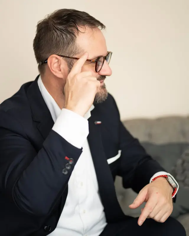 🏡 Bausparen in Krisenzeiten: Warum gerade jetzt sinnvoll?
Steigende Preise, hohe Baukosten und schwankende Zinsen sorgen bei vielen Menschen für Unsicherheit. Doch genau in solchen Zeiten kann ein Bausparvertrag interessant sein.
Warum?

1. Zinsen für die Zukunft sichern
Wenn die Darlehenszinsen steigen, profitieren Bausparer davon, dass sie sich bereits heute günstige Konditionen für eine spätere Finanzierung sichern können.

2. Planungssicherheit gewinnen
Niemand weiß, wie sich die Zinsen in den nächsten Jahren entwickeln. Mit einem Bausparvertrag kennen Sie die Bedingungen Ihres späteren Bauspardarlehens von Anfang an.

3. Schrittweise Vermögen aufbauen
Durch regelmäßiges Sparen entsteht Kapital für spätere Wohnwünsche – egal ob Kauf, Bau, Modernisierung oder energetische Sanierung.

4. Staatliche Förderungen nutzen
Je nach persönlicher Situation können Wohnungsbauprämie oder Arbeitnehmersparzulage zusätzliche Vorteile bieten.

Ob ein Bausparvertrag für dich sinnvoll ist, hängt von deinen Zielen und deiner persönlichen Situation ab.
Ich schaue mir gerne gemeinsam mit dir an, welche Möglichkeiten zu dir passen, verständlich, barrierefrei und auch in Gebärdensprache. 

💬 Kommentiere mit 🏡 oder schicke mir eine Nachricht, wenn du wissen möchtest, ob Bausparen für dich aktuell eine gute Lösung sein kann.

#Bausparen #Eigenheim #Immobilienfinanzierung #Zinsen #Finanzplanung #Vermögensaufbau #Baufinanzierung #Altersvorsorge #Finanztipp #Sicherheit #FinanzenEinfachErklärt