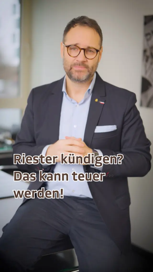 Riester-Rente kündigen? Bitte nicht vorschnell. ⚠️
Ich verstehe es: Riester steht oft in der Kritik. Manche denken schnell: „Dann kündige ich einfach.“
Aber genau das kann Nachteile haben.
Denn bei einer Kündigung können unter anderem Folgen entstehen wie:
❌ Rückzahlung staatlicher Zulagen
❌ Mögliche Rückabwicklung von Steuervorteilen
❌ Verluste, wenn der Vertrag zum ungünstigen Zeitpunkt beendet wird
❌ Bereits aufgebautes Vorsorgekapital wird nicht optimal weiter genutzt

Heißt das, Riester immer behalten? Nein.
Aber: Nicht vorschnell entscheiden.
Manchmal kann eine Beitragsfreistellung, Anpassung oder andere Lösung sinnvoller sein als eine direkte Kündigung.

Wichtig ist: Erst prüfen, dann entscheiden.
Ich schaue mir mit dir gerne an, was in deiner Situation sinnvoll ist – verständlich, barrierefrei und auf Wunsch in Gebärdensprache. 🤟
Kommentiere mit 👂 oder schicke mir eine Nachricht, wenn du unsicher bist, was mit deinem Riester-Vertrag sinnvoll ist.

#Riester #Altersvorsorge #Rentenplanung #Finanzplanung #Vorsorge #Finanzen #Absicherung #coda #Gebärdensprache #Gehörlose #deaf #deaffinance #Gehörlosencommunity #barrierefrei #dgs