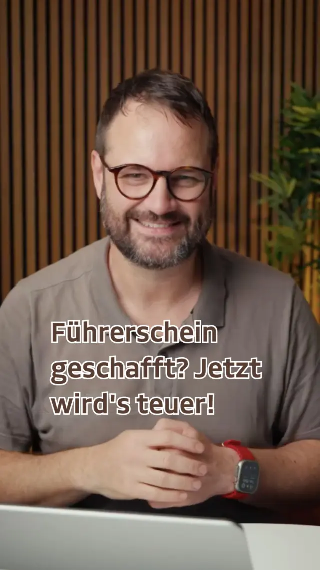 🎉 Der Führerschein ist geschafft! Aber jetzt wird's für viele Eltern teuer 😬

Der Moment ist groß: Dein Kind hält endlich den Führerschein in der Hand. 🚗
Doch kurz danach folgt oft die Überraschung: Die Kfz-Versicherung wird deutlich teurer, sobald dein Kind mit dem Familienauto fährt. Je nach Situation können schnell mehrere hundert oder sogar über 1.000 € Mehrkosten pro Jahr entstehen!

Die gute Nachricht: Das muss nicht so sein.
Mit Young & Drive gibt es eine Lösung, die jungen Fahrern den Einstieg erleichtert:
- Dein Kind kann verschiedene Familienautos fahren.
- Es ist kein eigenes Auto notwendig.
- Günstigere Beiträge als bei vielen klassischen Lösungen.
- Schon in jungen Jahren kann dein Kind einen eigenen Schadenfreiheitsrabatt aufbauen, ein echter Vorteil für die Zukunft.

Und das Beste: Natürlich gibt es auch einen Gehörlosen-Rabatt!

Du möchtest wissen, ob Young & Drive zu deiner Familie passt? Schreib einfach „Führerschein“ in die Kommentare oder schicke mir eine Nachricht.

#Führerschein #YoungAndDrive #KFZVersicherung #Autofahren #Familie #Finanzplanung #Versicherung #GeldSparen #Gehörlos #DGS #Gebärdensprache #BarrierefreieBeratung #DeafFinance