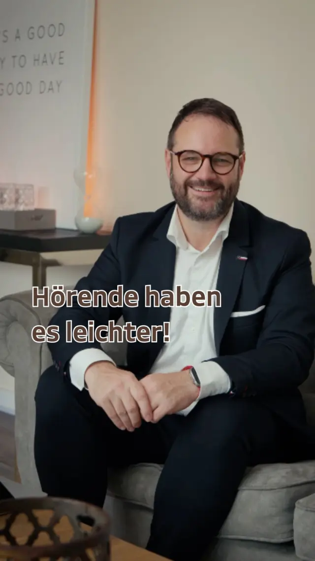 „Hörende haben es leichter“ – diesen Satz höre ich aktuell wieder öfter.
Gerade in Zeiten, in denen vieles schnell gehen muss – Anrufe, Termine, Abstimmungen - haben Hörende oft einen klaren Vorteil. Aber genau hier liegt auch deine Chance.
Denn: Mit dem richtigen Ansprechpartner an deiner Seite fallen viele dieser Barrieren weg. 
Ich bin mit der Gehörlosenwelt aufgewachsen und kenne die Herausforderungen aus erster Hand. Keine komplizierten Telefonate, keine Missverständnisse, sondern klare, direkte Kommunikation in deiner Sprache.
Mit über 25 Jahren Erfahrung in der Finanzberatung unterstütze ich dich dabei, deine Finanzen verständlich, strukturiert und barrierefrei zu regeln. 🤝
Gerade heute ist es wichtiger denn je, den Überblick zu behalten und die richtigen Entscheidungen zu treffen.
Du musst dich nicht anpassen, die Beratung passt sich dir an. Schreibe mir, ich zeige dir wie!
#Finanzen #Vermögensaufbau #Finanzberatung #Gebärdensprache #Gehörlose #deaf #deaffinance #Gehörlosencommunity #barrierefreieberatung #dgs #Coda #Frankfurt #Offenbach #Gehörlosencommunity
