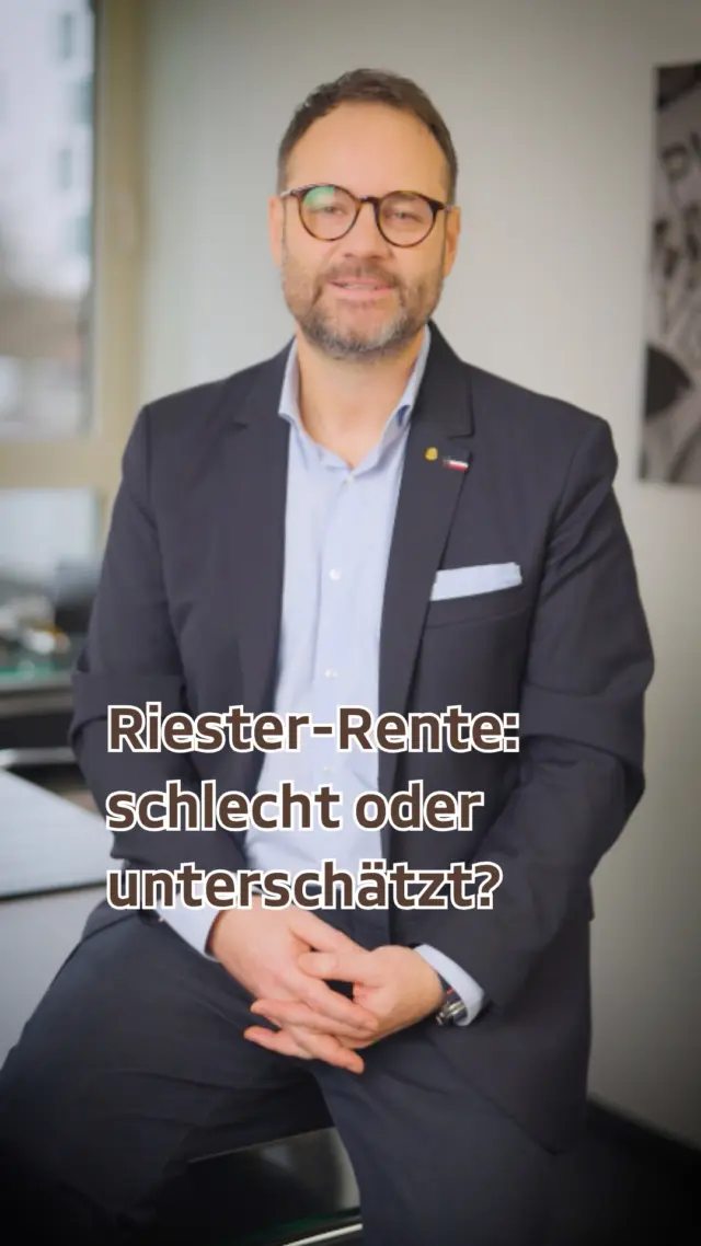 „Riester ist doch totaler Müll!“ 👀
Diesen Satz höre ich oft.
Aber die Wahrheit ist: Riester ist nicht grundsätzlich schlecht. Es muss nur zur Lebenssituation passen.
Denn mit staatlichen Zulagen und möglichen Steuervorteilen kann Riester eine sinnvolle Altersvorsorge sein.

Wann Riester gut passen kann:
✅ Familie mit Kindern
Durch die staatlichen Zulagen kann sich Riester hier besonders lohnen, weil ein Teil des Aufbaus vom Staat mitfinanziert wird.

Wann Riester eher nicht passt:
❌ Junge Person ohne Kinder mit Fokus auf maximale Flexibilität
Hier gibt es je nach Ziel oft passendere Lösungen, weil Riester bestimmte Regeln und Einschränkungen mitbringt.

Wichtig: Finanzprodukte sind nicht pauschal gut oder schlecht.
Entscheidend ist, ob sie zu dir, deinem Leben und deinen Zielen passen.
Ich helfe dir gerne dabei, die passende Altersvorsorge zu finden. 🤟

Kommentiere mit 👂 oder „Riester“, wenn du wissen möchtest, ob die Riester-Rente zu dir passt.

#Altersvorsorge #Riester #Rentenplanung #Finanzplanung #Vorsorge #Finanzen #Absicherung #coda #Familie #Gebärdensprache #Gehörlose #deaf #deaffinance #Gehörlosencommunity #barrierefrei #dgs