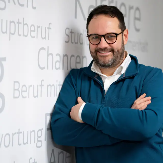 Ein Haus verkauft man nicht jeden Tag.
Für die einen beginnt ein neuer Lebensabschnitt. Für andere steckt hinter dem Verkauf eine emotionale Geschichte, weil die Kinder ausgezogen sind, ein Umzug bevorsteht oder sich die Lebenssituation verändert hat.

❗️Gerade deshalb sollte ein Hausverkauf nicht überstürzt werden.

Der richtige Angebotspreis, eine gute Vermarktung und eine professionelle Begleitung können entscheidend dafür sein, wie erfolgreich der Verkauf verläuft. Denn wird eine Immobilie zu günstig angeboten, bleibt oft viel Geld auf der Strecke. Ist der Preis dagegen zu hoch angesetzt, kann sich der Verkauf unnötig in die Länge ziehen.

👉 Ein Haus ist für die meisten Menschen der größte Vermögenswert, den sie besitzen. Umso wichtiger ist es, jede Entscheidung gut zu durchdenken und sich dabei kompetent begleiten zu lassen.

Du musst diesen Weg nicht alleine gehen. Ich unterstütze dich dabei: von der ersten Einschätzung bis zum erfolgreichen Verkauf. Und das natürlich barrierefrei und verständlich, damit du jederzeit genau weißt, was als Nächstes passiert.
Schreib einfach 🏡 in die Kommentare oder sende mir eine Nachricht. Gemeinsam besprechen wir deine Möglichkeiten.

#Hausverkauf #Immobilienverkauf #Immobilien #Eigenheim #WohnungVerkaufen #Immobilienberatung #Finanzplanung #Gehörlos  #DGS #Gebärdensprache #BarrierefreieBeratung #Deaffinance