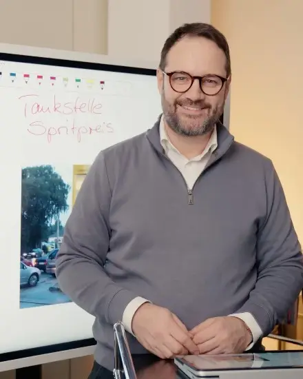 ⛽ Tanken tut aktuell wieder richtig weh, oder?
Wenn die Spritpreise steigen, merkt man das sofort im Alltag. Besonders dann, wenn man auf das Auto angewiesen ist. Aber genau hier zeigt sich ein wichtiger Punkt beim Thema Finanzen:
Sparen bedeutet nicht immer, auf alles zu verzichten. Sondern bewusster mit dem eigenen Geld umzugehen. 💡

Kleine Stellschrauben können schon einen Unterschied machen:
- Fahrten besser planen & unnötige Wege vermeiden
- Preise vergleichen, bevor getankt wird
- Reifendruck regelmäßig prüfen (spart tatsächlich Sprit!)
- Fahrstil anpassen: weniger stark beschleunigen, vorausschauend fahren
- Kleine Sparbeträge bewusst zurücklegen statt „nebenbei“ verschwinden lassen
Denn oft sind es nicht die großen Entscheidungen, sondern die kleinen Gewohnheiten, die langfristig einen Unterschied machen.

Und trotzdem:
Nicht jeder Ausgabenpunkt lässt sich einfach „wegsparen“. Gerade steigende Lebenshaltungskosten sind für viele eine echte Belastung.
Deshalb ist es umso wichtiger, die eigenen Finanzen im Blick zu behalten und dort zu optimieren, wo es realistisch möglich ist. 🙌 Dabei helfe ich dir!

Was ist dein bester Spartipp rund ums Autofahren? Schreibe es in die Kommentare👇

#Sparen #Finanzen #Spritpreise #Geldsparen #Alltagstipps #Finanzplanung #Vermögensaufbau #BewusstLeben #coda #Gebärdensprache #Gehörlose #deaf #deaffinance #barrierefrei #dgs