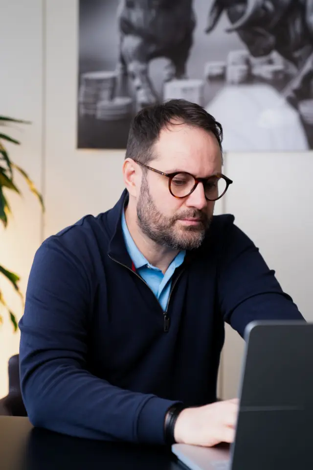 Viele Menschen verbinden Versicherungen mit schlechten Erfahrungen. Unverständliche Verträge, schnelle Abschlüsse, Gespräche ohne echte Erklärung. Besonders in der Gehörlosen-Community höre ich oft: „Ich habe etwas unterschrieben, aber eigentlich nie richtig verstanden, was das bedeutet.“
Dabei geht es bei Absicherung nicht um Angst, sondern um Ruhe. Um das Gefühl, vorbereitet zu sein. Wenn etwas passiert – Krankheit, Unfall, Schaden – sollte nicht zusätzlich die Sorge um Geld dazukommen. Genau dafür sind Versicherungen da.

Das Problem ist nicht die Absicherung selbst, sondern wie sie erklärt wird. Zu kompliziert, zu schnell, zu wenig auf die individuelle Situation abgestimmt. Ich erlebe oft, dass Menschen entweder viel zu viel versichert sind oder genau dort keinen Schutz haben, wo er im Ernstfall entscheidend wäre.
Meine Aufgabe ist nicht, Dir möglichst viele Verträge zu verkaufen. Meine Aufgabe ist es, mit Dir gemeinsam zu schauen, was wirklich Sinn macht. Was brauchst Du wirklich? Was kannst Du weglassen? Und wo solltest Du unbedingt vorsorgen?

Barrierefreie Beratung bedeutet für mich: Zeit nehmen, verständlich erklären und ehrlich sagen, wenn etwas nicht nötig ist. Vertrauen entsteht nicht durch Verkaufszahlen, sondern durch Transparenz.
Wenn Du Deine bestehenden Versicherungen einfach einmal in Ruhe prüfen willst – ohne Druck und ohne Verpflichtung – melde Dich gern bei mir.

#Versicherung #Absicherung #Finanzberatung #Gehörlos #CODA
#BarrierefreieBeratung #deafberatung #VersicherungenVerstehen
#Gehörlosenfinanzberatung #DVAG #Sicherheit #ZukunftAbsichern
#Gebärdensprache #deaffinance #Frankfurt #Hanau #Seligenstadt