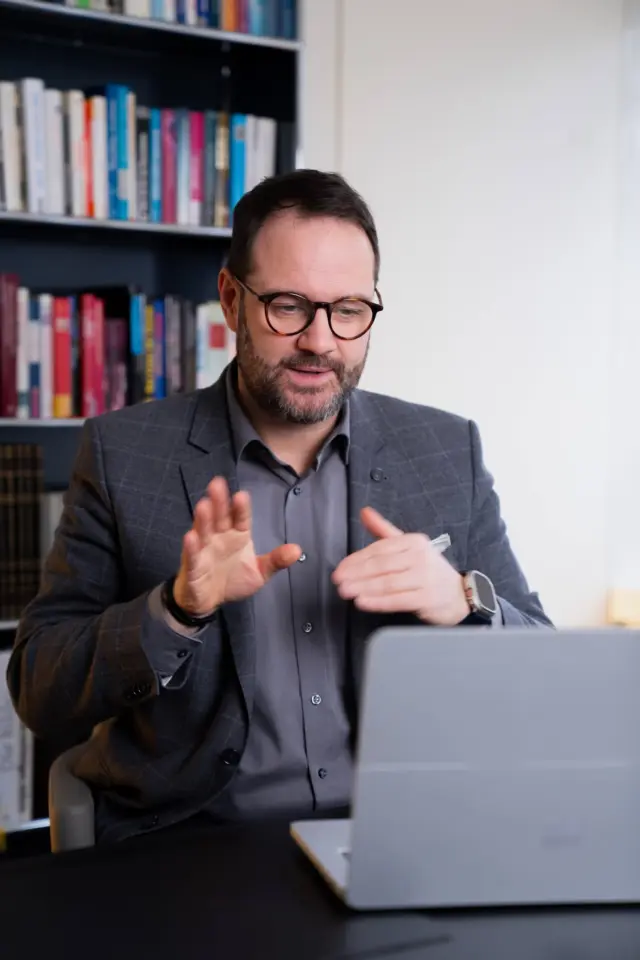 Gesunde Zähne kosten viel Geld – aber nicht mit der richtigen Versicherung!

Zahnbehandlungen, Kronen oder Implantate können schnell mehrere Tausend Euro kosten. 💸 Wer keine Zusatzversicherung hat, zahlt oft alles selbst. Mit einer Zahnzusatzversicherung kannst du hohe Kosten abfedern und trotzdem die beste Behandlung bekommen.

✅ Tipp: Nicht nur auf den Preis achten – prüfe, welche Leistungen wirklich abgedeckt sind. Manche günstigen Policen sparen an wichtigen Bausteinen und können im Ernstfall teuer werden.

Lass dich barrierefrei beraten – verständlich in DGS! 🤟

Schreibe mir oder kommentiere mit 👂, ich beantworte alle deine Fragen.

#Gehörlos #DeafCommunity #DGS #Zahnzusatzversicherung #Zahngesundheit #BarrierefreieBeratung #Finanzberatung #DeafFinance #Zahnschutz #GesundeZähne #SchutzFürAlle #DVAG #Vermögensberatung #Zusatzversicherung #DeafLife #deafberatung #deaffinance #deaffinanzen #Zahnersatz