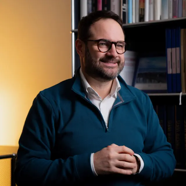 Niemand plant gern für schlechte Zeiten, aber ein Notfallplan schützt dich und deine Familie vor finanziellen Überraschungen. Krankheit, Unfall oder berufliche Einschränkungen können plötzlich alles verändern – gerade wenn du auf dich selbst angewiesen bist. ⚡ Für Gehörlose ist das besonders relevant: Zusätzliche Barrieren können es erschweren, schnell Hilfe zu organisieren oder Einkommensausfälle zu kompensieren.

Die Lösung: Frühzeitig vorsorgen, Risiken absichern und Vermögen aufbauen. Immobilien, Rentenversicherung und Berufsunfähigkeitsversicherung sind Bausteine, die zusammen ein stabiles Netz ergeben. Schon kleine, konsequente Schritte heute können später enormen Unterschied machen – nicht nur finanziell, sondern auch für die Lebensqualität.

💡 Praxis-Tipp: Erstelle einen Plan, der deine persönliche Situation berücksichtigt. Prüfe, welche Versicherungen wirklich notwendig sind, wie du Rücklagen aufbaust und wie du dein Vermögen diversifizierst. Wer früh handelt, muss später keine Kompromisse eingehen.

Kommentiere 👂 oder schreib mir direkt – ich zeige dir, wie du deine Zukunft absicherst, ohne dass es kompliziert wird. Dein Leben ist zu wertvoll, um finanzielle Risiken zu ignorieren – starte heute, für ein sicheres Morgen!

#DVAG #Vermögen #Finanzen #Gebärdensprache #Beratung #Geldanlage #Vermögensaufbau #Altersvorsorge #Absicherung #gehörlosenkultur #gehörlosenwelt #gehörlosencommunity #Gehörlosenfinanzberatung #dgs #deutschegebaerdensprache #Risiko #barrierefreieberatung #barrierefreiekommunikation #Coda #Hanau #Kleinauheim #offenbach  #Seligenstadt #deaf #deafberatung #Frankfurt #deaffinance #deaffinanzen