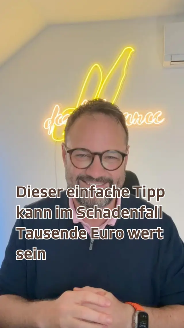 Ein einfacher Tipp, der im Schadenfall Gold wert sein kann: Fotografiere deinen Hausrat regelmäßig.

🔥 Ein Brand.💧 Ein Leitungswasserschaden.🌪️ Ein Sturm.🚪 Ein Einbruch.
Nach einem Schaden stellt sich oft nicht nur die Frage, was passiert ist, sondern auch:
- Welche Gegenstände waren überhaupt vorhanden?
- Was wurde beschädigt, zerstört oder gestohlen?
- Wie kann ich meinen Besitz nachweisen?

Fotos deiner Einrichtung, Elektronik, Schmuckstücke oder anderer Wertgegenstände können dabei eine große Hilfe sein:
✅ Nachweis des vorhandenen Besitzes
✅ Schnellere Schadenaufnahme
✅ Einfachere Kommunikation mit der Versicherung
✅ Weniger Stress im Ernstfall

Mein Tipp:
Nimm dir zweimal im Jahr 10 Minuten Zeit und fotografiere die wichtigsten Räume und Wertgegenstände in deinem Zuhause. 

Speichere die Bilder idealerweise zusätzlich in einer Cloud, damit du auch dann noch darauf zugreifen kannst, wenn dein Smartphone, Computer oder die ausgedruckten Unterlagen beschädigt werden. Denn gerade nach einem Brand, einer Überschwemmung oder einem anderen größeren Schaden können wichtige Dokumente und Nachweise verloren gehen.

Kanntest du diesen Tipp bereits? Wie schützt du dich für den Ernstfall?

#Hausratversicherung #Hausrat #Einbruch #Versicherungsschutz #Versicherungstipp #Finanztipp #Sicherheit #Vorsorge #Schadenfall #Einbruchschutz #Versicherung #Finanzwissen #Absicherung #DeafFinance #BarrierefreieBeratung #Gebärdensprache #FinanzenEinfachErklärt #VersicherungenVerstehen