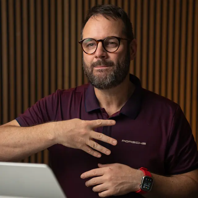 (D)ein Eigenheim muss kein unerfüllter Traum sein!

Haus kaufen, Wohnung bauen oder renovieren?
Das kann schnell sehr teuer werden. 💸
Mit Bausparen sicherst du dir schon heute günstige Zinsen für morgen und schaffst dir finanzielle Sicherheit.
Viele denken: „Das mache ich später.“
❗ Doch steigende Zinsen können Träume ausbremsen.
Bausparen hilft dir, früh vorzusorgen und besser zu planen.
✅ Tipp: Achte nicht nur auf die Sparrate. Wichtig ist, wann und wie du an dein Darlehen kommst – und zu welchen Konditionen.

Lass dich barrierefrei beraten – um deine Träume wahr werden zu lassen! 🤟
✉️ Schreib mir oder kommentiere mit 👂

#Gehörlos #DeafCommunity #DGS #Bausparen #Eigenheim #FinanzenVerstehen #BarrierefreieBeratung #DeafFinance #Wohntraum #SicherPlanen #SchutzFürAlle #DVAG #Vermögensberatung #Baufinanzierung #DeafLife #deafberatung #deaffinance #deaffinanzen #Bausparvertrag #Bausparen #Finanzenleichtgemacht