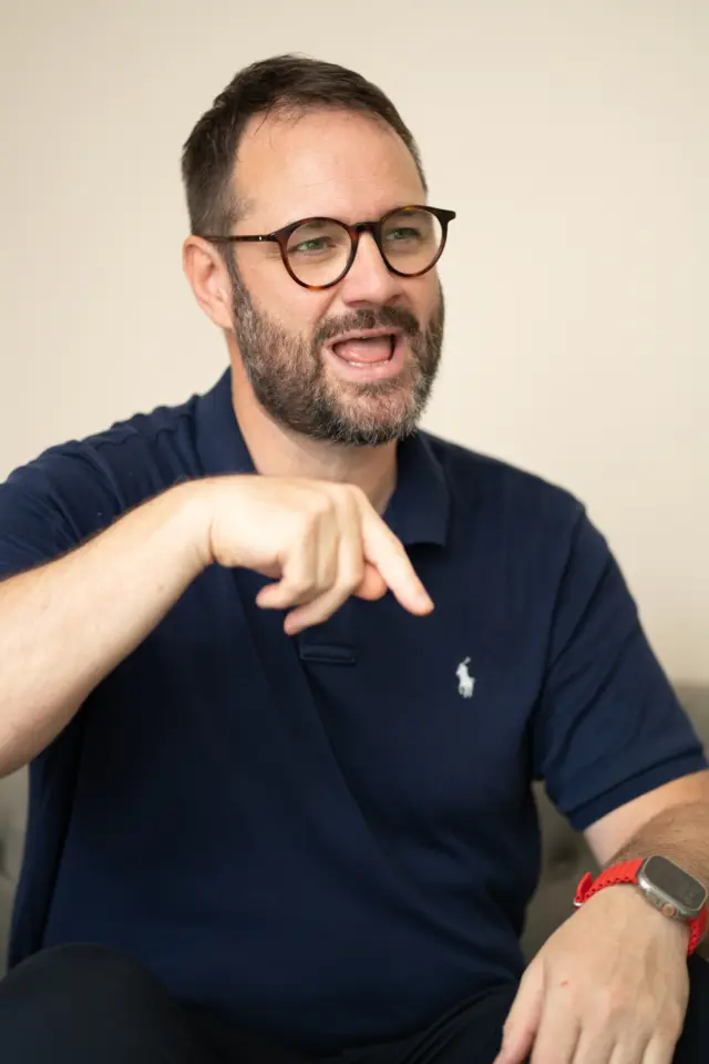 Ein abbezahltes Haus fühlt sich für viele wie das große Ziel an. Keine Miete mehr, keine Bank mehr, endlich „frei“. Doch was viele unterschätzen: Ein Haus verursacht auch im Alter laufende Kosten. Dach, Heizung, Fenster, Energie, Reparaturen – all das hört nicht auf, nur weil der Kredit weg ist.

Ich spreche oft mit Menschen, die ein schuldenfreies Haus besitzen, aber kaum liquide Rücklagen haben. Das kann schnell zum Problem werden, wenn größere Reparaturen anstehen oder sich die Lebenssituation verändert. Plötzlich wird das eigene Zuhause zur finanziellen Belastung.

Dabei gibt es viele Möglichkeiten, Eigentum sinnvoll in die Altersplanung einzubeziehen. Manchmal ist Vermieten eine Option, manchmal Teilverkauf, manchmal Umschichtung oder einfach eine bessere Struktur der Rücklagen. Wichtig ist: früh darüber sprechen, nicht erst dann, wenn der Druck da ist.
Eine Immobilie ist kein Selbstläufer für die Altersvorsorge. Sie kann ein Baustein sein – aber nur, wenn sie richtig eingeplant wird. Genau dabei unterstütze ich Dich: realistisch, verständlich und ohne falsche Versprechen.

Wenn Du Eigentum hast und wissen willst, wie Du es sinnvoll für Deine Zukunft nutzen kannst, schreib mir gern oder kommentiere ein 👂.

#Immobilien #Hausbesitzer #Altersvorsorge #Vermögensplanung
#Gehörlos #CODA #Immobilienplanung #BarrierefreieBeratung
#deaffinance #DVAG #FinanzenVerstehen #ZukunftSichern
#Gehörlosencommunity #deafberatung #Frankfurt #Hanau #Offenbach