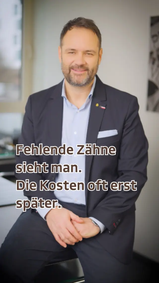 Auf dem Bild fällt sofort auf: Da fehlen Zähne. 😬
Aber hast du auch gesehen, dass eine Augenbraue fehlt?
Genau so ist es oft mit Zahnersatz.

Was sichtbar fehlt, fällt direkt auf. Was die Kosten am Ende wirklich bedeuten, merken viele oft erst, wenn die Rechnung kommt.
Denn Zahnersatz kann schnell richtig teuer werden: Implantate, Kronen oder Brücken kosten oft deutlich mehr, als viele erwarten.

Die gute Nachricht:
Eine Zahnzusatzversicherung ist oft schon für kleines Geld möglich – kann im Ernstfall aber hohe Kosten abfedern. Gerade solche Themen werden oft aufgeschoben, bis es akut wird. Dabei ist frühe Vorsorge meist der bessere Weg.

Ich berate dich dazu gerne – verständlich und barrierefrei, auch in Gebärdensprache. 🤟
Kommentiere mit 👂 oder „Zahnersatz“, um zu erfahren, wie du rechtzeitig vorsorgen kannst.

#Zahnzusatzversicherung #Zahnersatz #Vorsorge #Absicherung #Versicherung #coda #Finanzen #Gebärdensprache #Gehörlose #deaf #deaffinance #Gehörlosencommunity #barrierefrei #dgs