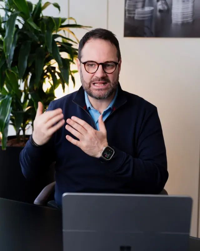 Warum ein Finanzierungsplan so wichtig ist ❗️
Ein Haus kaufen, modernisieren oder eine größere Anschaffung finanzieren, all das kostet Geld. Trotzdem konzentrieren sich viele zuerst auf den Zinssatz oder das Darlehen. Dabei beginnt eine gute Finanzierung schon viel früher.

👉 Ein Finanzierungsplan zeigt dir, welche monatliche Rate wirklich zu deinem Leben passt, wie viel Eigenkapital sinnvoll ist und welche finanziellen Reserven du einplanen solltest. So vermeidest du, dass deine Finanzierung später zur Belastung wird.

👉 Außerdem hilft dir ein Finanzierungsplan dabei, verschiedene Möglichkeiten miteinander zu vergleichen und langfristig die richtige Entscheidung zu treffen – statt nur auf den günstigsten Zinssatz zu schauen.

💡 Eine gute Finanzierung bedeutet nicht, möglichst viel Geld zu leihen. Sie bedeutet, eine Lösung zu finden, die auch in zehn oder zwanzig Jahren noch zu deinem Leben passt.

Du planst eine Immobilie oder eine größere Investition? Dann lass uns gemeinsam einen Finanzierungsplan erstellen, verständlich, individuell und barrierefrei. Kommentiere mit 🏡 oder schicke mir eine Nachricht.

#Finanzierungsplan #Baufinanzierung #Immobilien #Eigenheim #Finanzplanung #Vermögensaufbau #Gehörlosenfinanzberatung #deaffinance #deaffinanzen #DGS #barrierefreieBeratung #barrierefreieKommunikation #Coda