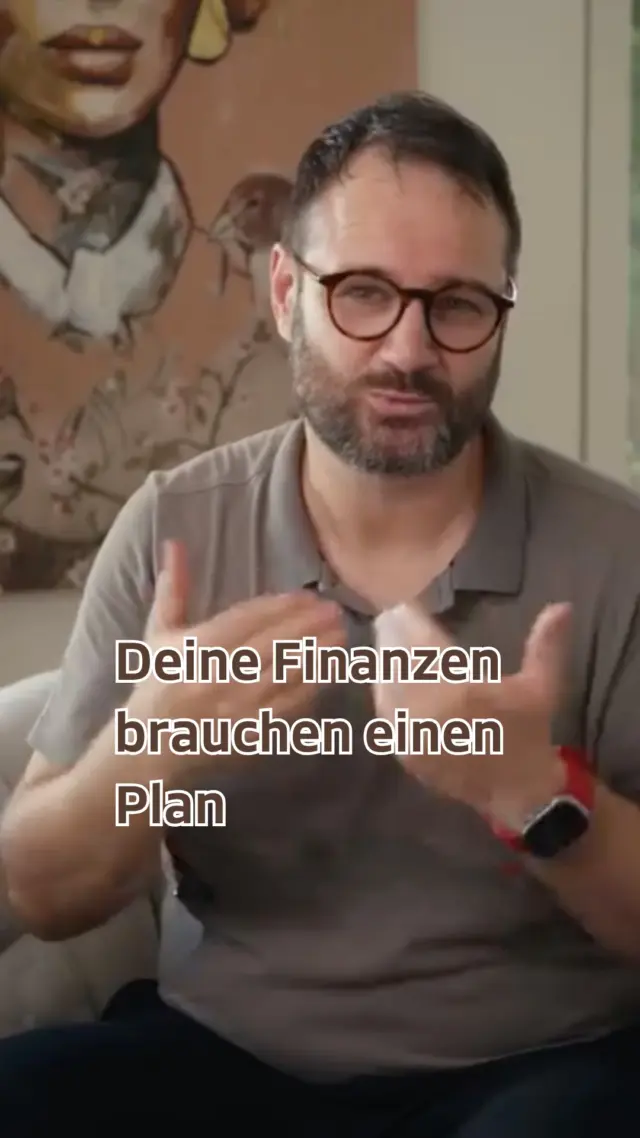 Viele Menschen kümmern sich erst um ihre Finanzen, wenn ein wichtiges Ereignis ansteht: der Immobilienkauf, die Familiengründung oder der Gedanke an die Rente.

Bis dahin wird oft nach Bauchgefühl entschieden. Hier ein Vertrag, dort ein Sparplan, vielleicht noch ein Kredit. Alles wirkt zunächst passend. Doch mit der Zeit zeigt sich häufig: Es fehlt ein klarer Plan.
Dabei geht es bei deinen Finanzen nicht darum, möglichst viele Produkte zu haben. Es geht darum, dass alles zusammenpasst und zu deinem Leben, deinen Zielen und deiner Zukunft passt.

Genau dabei kann eine professionelle Beratung den Unterschied machen. Nicht, weil du deine Finanzen nicht selbst verstehen kannst, sondern weil ein erfahrener Blick oft Möglichkeiten erkennt, die man alleine leicht übersieht.

 👉Mein Ziel ist es nicht, dir etwas zu verkaufen. Mein Ziel ist es, gemeinsam mit dir eine Finanzstrategie zu entwickeln, mit der du dich heute und auch in vielen Jahren noch wohlfühlst.
Denn gute finanzielle Entscheidungen entstehen nicht zufällig – sie entstehen mit einem Plan.

Du möchtest wissen, ob deine Finanzplanung noch zu deinen Zielen passt? Dann schreib einfach „Plan“ in die Kommentare oder sende mir eine Nachricht. Gemeinsam schauen wir uns deine Situation ganz unverbindlich an – natürlich in Gebärdensprache.

#Finanzplanung #Vermögensaufbau #Finanzen #Altersvorsorge #Immobilien #Finanzberatung  #Gehörlos #DGS #Gebärdensprache #BarrierefreieBeratung #DeafFinance