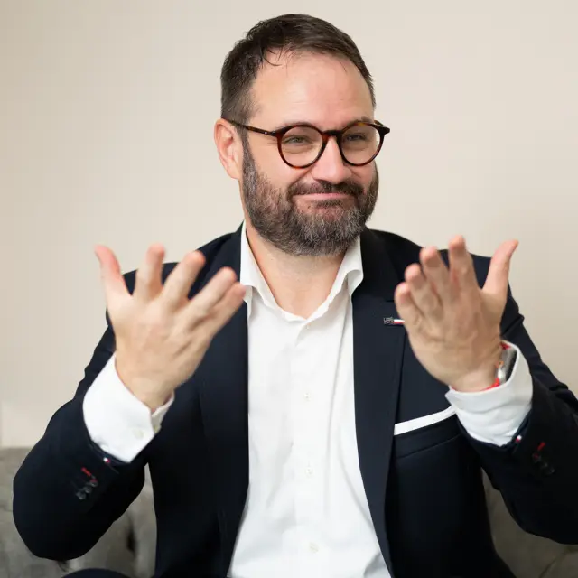 Jeden Monat verschwindet Geld vom Konto. Die Frage ist nur: Wofür? 🤷‍♂️

Wer zur Miete wohnt, bezahlt Monat für Monat das Zuhause eines anderen. Wer eine eigene Immobilie finanziert, investiert mit jeder Tilgung ein Stück in die eigene Zukunft.

Ein Beispiel:
Stell dir vor, du zahlst 1.400 € Miete im Monat. Nach 30 Jahren hast du über 500.000 € an Miete gezahlt – und besitzt am Ende keine Immobilie.
Finanzierst du stattdessen ein Eigenheim und zahlst eine ähnliche monatliche Rate, gehört dir die Immobilie nach der Rückzahlung. Gleichzeitig hast du Vermögen aufgebaut und wohnst im Alter oft deutlich günstiger, weil keine Miete mehr anfällt.

Aber: Natürlich musst du auch Kosten für Instandhaltung, Modernisierung und Reparaturen einberechnen. Und diese können ziemlich hoch werden. Trotzdem ist die eigene Immobilie für viele Menschen einer der wichtigsten Bausteine für den langfristigen Vermögensaufbau.

Entscheidend ist im Endeffekt, dass die Finanzierung zu deinem Leben und deinem Budget passt. Denn ein Eigenheim soll Sicherheit geben – nicht schlaflose Nächte.

Du möchtest wissen, ob der Traum vom Eigenheim für dich schon heute möglich ist? Dann schreib einfach 🏡 in die Kommentare oder sende mir eine Nachricht. Ich berate dich barrierefrei und verständlich und zeige dir, welche Möglichkeiten zu deiner Situation passen.

#Eigenheim #Hauskauf #Immobilien #Baufinanzierung #Vermögensaufbau #Finanzplanung #Altersvorsorge #Gehörlos #DGS #Gebärdensprache #BarrierefreieBeratung #DeafFinance