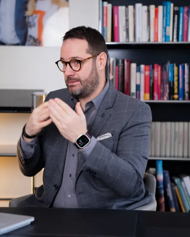 Stell dir vor, dein Geld arbeitet – auch wenn du es gerade nicht tust.
Viele Menschen tauschen jeden Tag Zeit gegen Geld.
Aber nur wenige lassen ihr Geld anfangen, für sie zu arbeiten.
Genau hier beginnt der Unterschied zwischen
„irgendwie über die Runden kommen“
und echtem Vermögensaufbau. 📈
Kapitalanlage bedeutet nicht Reichtum über Nacht.
Es bedeutet Geduld, klare Entscheidungen und einen Plan.
Kleine Beträge können über Jahre zu etwas Großem wachsen – wenn man den ersten Schritt wagt. 💡
Und dieser erste Schritt ist oft gar nicht finanziell,
sondern emotional: Sich zu trauen, die eigene Zukunft aktiv zu gestalten.
Nicht morgen.
Nicht irgendwann.
Sondern heute. 🚀
Wenn du wissen möchtest, wie du strukturiert Vermögen aufbauen kannst,
schreib mir eine Nachricht oder kommentiere mit 🦻.
Dann schauen wir gemeinsam, was für dich passt. 🤝
#Kapitalanlage #Vermögensaufbau #Finanzen #Geldanlage #Altersvorsorge #Zukunft #deaf #Gebärdensprache #Gehörlos #barrierefreieberatung #deaffinance #Kleinauheim #offenbach #Hainburg #Hainstadt #kleinkrotzenburg #Seligenstadt #deutschegebaerdensprache #taub #deafberatung