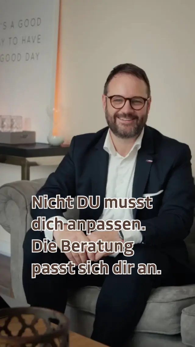 Viele Menschen mit Hörbehinderung kennen dieses Gefühl: Türen stehen offen, aber trotzdem fühlt sich der Weg dorthin oft unnötig schwer an.

Nicht, weil das Thema zu kompliziert ist. Sondern weil die Kommunikation zur Hürde wird.
Ein kurzer Anruf. Ein Beratungsgespräch. Fachbegriffe, die niemand erklärt. Genau in solchen Momenten fühlen sich viele ausgeschlossen.
Aber das sollte nicht so sein.

Finanzielle Entscheidungen gehören zu den wichtigsten im Leben. Deshalb hast du das Recht auf eine Beratung, die du verstehst, ohne Stress, ohne Missverständnisse und ohne Umwege!

Ich bin mit der Gehörlosenwelt aufgewachsen und weiß, welche Herausforderungen der Alltag mit sich bringen kann. Seit über 25 Jahren begleite ich Menschen bei Themen wie Vermögensaufbau, Altersvorsorge, Immobilien und Finanzplanung – barrierefrei, verständlich und auf Augenhöhe.

Denn gute Beratung bedeutet nicht, dass du dich anpassen musst.
Gute Beratung bedeutet, dass sie sich an dich anpasst. 🤝

💙 Wenn du dir eine Finanzberatung wünschst, bei der du dich verstanden fühlst, dann schreib einfach 👂 in die Kommentare oder sende mir eine Nachricht. Ich freue mich darauf, dich kennenzulernen.

#Finanzberatung #BarrierefreieBeratung #Hörbehinderung #Gehörlos #DGS #Gebärdensprache #Vermögensaufbau #Altersvorsorge #Immobilien #Finanzplanung #DeafFinance #Inklusion