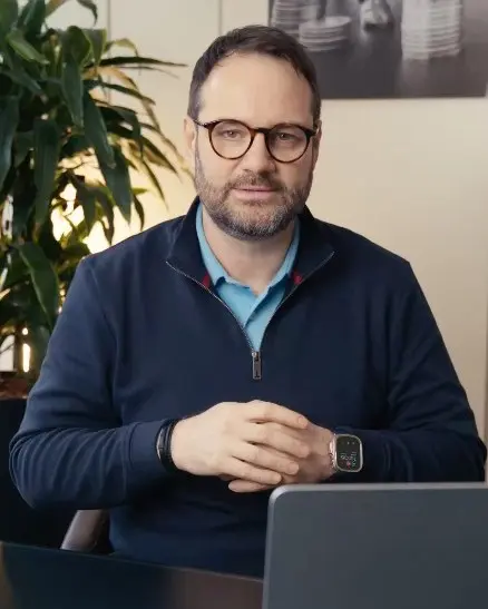 Was passiert eigentlich, wenn du länger krank bist?
Viele denken erst darüber nach, wenn es akut wird. Dabei kann eine längere Krankheit nicht nur gesundheitlich, sondern auch finanziell zur echten Belastung werden.
Denn nach der Lohnfortzahlung durch den Arbeitgeber kann sich dein Einkommen deutlich verändern. Ein Beispiel:
👉Du verdienst 2.500 € netto im Monat.
In den ersten 6 Wochen bekommst du als Angestellte/r in der Regel weiter dein normales Gehalt.
Danach greift das Krankengeld. Und das liegt oft spürbar unter deinem bisherigen Einkommen. Das kann bedeuten:
👉 Statt 2.500 € netto bekommst du plötzlich nur noch ca. 1.800–1.950 €.
Das heißt: Dir fehlen jeden Monat 550 bis 700 €, deine Ausgaben - Miete, Auto, Lebensmittel etc. - laufen aber weiter!
Genau deshalb lohnt es sich, sich früh mit dem Thema Einkommensabsicherung zu beschäftigen. Nicht aus Angst, sondern aus Verantwortung für sich selbst. 💚
Ich berate dich gerne verständlich, barrierefrei und auf Wunsch in Gebärdensprache. 🤟
Kommentiere mit 👂 oder „Absicherung“, wenn du wissen möchtest, wie du dich schützen kannst.
#Krankengeld #Berufsunfähigkeit #Einkommensschutz #Absicherung #Versicherung #Finanzen #Vorsorge #Gesundheit #coda #Gebärdensprache #Gehörlose #deaf #deaffinance #Gehörlosencommunity #barrierefrei #dgs