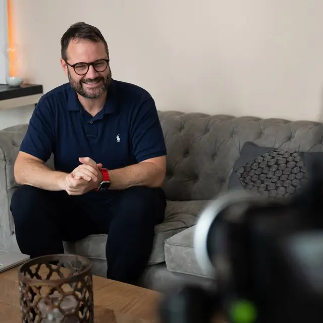 Wenn dir morgen etwas passiert,, könnte deine Familie finanziell weitermachen?

Eine Risikolebensversicherung gehört zu den wichtigsten Absicherungen überhaupt. Trotzdem wird sie oft unterschätzt … bis es zu spät ist.

Besonders sinnvoll ist die Risikolebensversicherung, wenn:
- Du Kinder hast und deine Familie finanziell abgesichert sein soll.
- Ein Hauskredit oder andere hohe Darlehen laufen.
- Dein Einkommen für den Lebensunterhalt unverzichtbar ist.
- Dein Partner oder deine Partnerin ohne dein Einkommen finanzielle Probleme hätte.

Im Todesfall zahlt die Risikolebensversicherung die vereinbarte Versicherungssumme an die Hinterbliebenen aus. Damit können zum Beispiel laufende Kredite weiterbezahlt oder der Lebensunterhalt gesichert werden.

UND: Auch gehörlose Menschen können grundsätzlich eine Risikolebensversicherung abschließen. Eine Gehörlosigkeit muss kein Ablehnungsgrund sein!

Eine Risikolebensversicherung schützt nicht dich, sondern die Menschen, die dir am wichtigsten sind. Ich zeige dir, wie du für deine Lieben vorsorgst. Kommentiere mit „Vorsorge“ oder schicke mit eine Nachricht. Natürlich auch in Gebärdensprache! 🤟

#risikolebensversicherung #familie #finanzielleSicherheit #absicherung #lebensversicherung #gehörlos #deaf #deaffinance #vorsorge #finanztipps