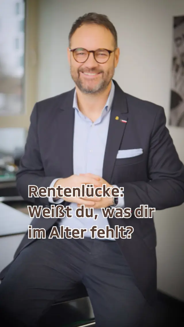 Weißt du, wie groß deine Rentenlücke wirklich ist? 🤔
Viele verlassen sich auf die gesetzliche Rente – und merken erst viel zu spät, dass sie im Alter deutlich weniger Geld zur Verfügung haben als gedacht.
Genau deshalb ist Rentenplanung so wichtig.
Denn die entscheidende Frage ist:
Was brauchst du später zum Leben und was bekommst du voraussichtlich tatsächlich?
Aus dieser Differenz entsteht die Rentenlücke.
Und genau dabei helfe ich dir.
✅ Deine voraussichtliche Versorgung im Alter einschätzen
✅ Deine persönliche Rentenlücke berechnen
✅ Passende Möglichkeiten finden, um rechtzeitig vorzusorgen

Je früher du dich mit dem Thema beschäftigst, desto mehr Möglichkeiten hast du, entspannt vorzusorgen – auch schon mit kleineren Beträgen.

Ich berate dich gerne verständlich, barrierefrei und natürlich in Gebärdensprache. 🤟
Kommentiere mit 👂 oder „Rente“, wenn du deine Rentenlücke kennen und rechtzeitig vorsorgen möchtest.

#Altersvorsorge #Rentenplanung #Rente #Finanzplanung #Vorsorge #Finanzen #Absicherung #coda #Familie #Gebärdensprache #Gehörlose #deaf #deaffinance #Gehörlosencommunity #barrierefrei #dgs