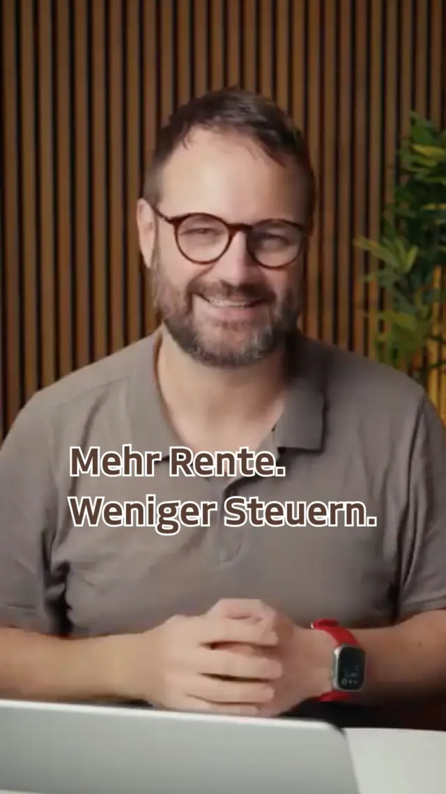 Mehr Rente – und das Finanzamt zahlt mit!?
Viele denken bei der Altersvorsorge nur an das Geld, das sie selbst einzahlen. Dabei wird ein wichtiger Vorteil oft übersehen: Steuervorteile.

Wer in eine Basisrente einzahlt, kann seine Beiträge unter bestimmten Voraussetzungen steuerlich geltend machen. Dadurch ist es möglich, jedes Jahr mehrere Hundert oder sogar über 1.000 € vom Finanzamt zurückzubekommen – Geld, das direkt wieder für den Vermögensaufbau oder die Altersvorsorge genutzt werden kann.

Das bedeutet:
👉 Mehr Geld zurück durch die Steuererklärung
👉 Staatliche Unterstützung beim Vermögensaufbau
👉 Zusätzliche Absicherung für das Alter

Gerade jetzt, wo immer mehr Menschen merken, dass die gesetzliche Rente allein oft nicht ausreichen wird, lohnt sich ein genauer Blick auf die steuerlichen Möglichkeiten.

Du möchtest wissen, ob sich eine Basisrente auch für dich lohnt? Schreib mir einfach eine Nachricht oder kommentiere 👂 Ich erkläre dir alles in einem barrierefreien Online-Gespräch.

#Basisrente #Steuervorteile #Altersvorsorge #Rente #Finanzplanung #Gehörlosenfinanzberatung #deaffinance #deaffinanzen #DGS #DeutscheGebärdensprache #barrierefreieBeratung #barrierefreieKommunikation #Coda #gehörlos #taub #Hanau #Frankfurt #Offenbach