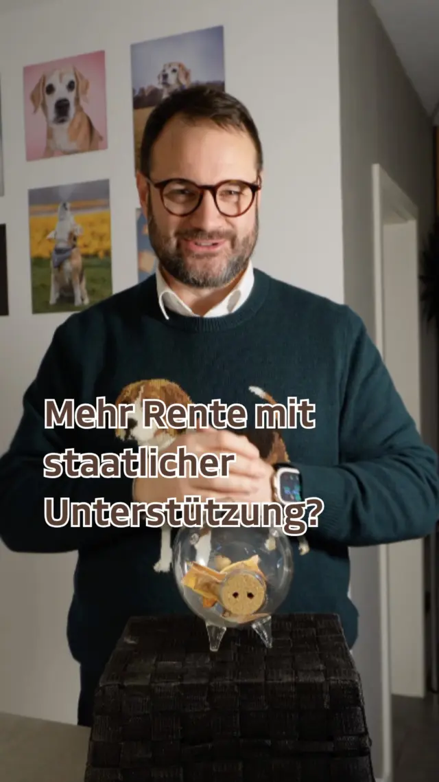 Die Riester-Rente: oft gehört, aber selten wirklich verstanden.
Dabei kann sie sich lohnen. Vor allem, wenn du staatliche Zulagen nutzen willst.
Denn:
👉 Du bekommst jedes Jahr Geld vom Staat dazu
👉 Besonders Familien profitieren stark (z. B. durch Kinderzulagen)
👉 Zusätzlich kannst du Steuervorteile nutzen
Das bedeutet:
Du baust dir Schritt für Schritt eine zusätzliche Rente auf und der Staat legt zusätzlich noch was drauf! 

Aber wichtig:
Die Riester-Rente passt nicht für jeden.
Es kommt immer auf deine persönliche Situation an.
Ich zeige dir, wann sie sinnvoll ist – und wann nicht.
Einfach, verständlich und barrierefrei.
Schreib ein👂 in die Kommentare, wenn du mehr erfahren willst.

#Riester #Rente #Vorsorge #Finanzen #Steuern #Vermögensaufbau #Finanzplanung #Gebärdensprache #Gehörlose #deaf #deaffinance #Gehörlosencommunity #barrierefrei #dgs