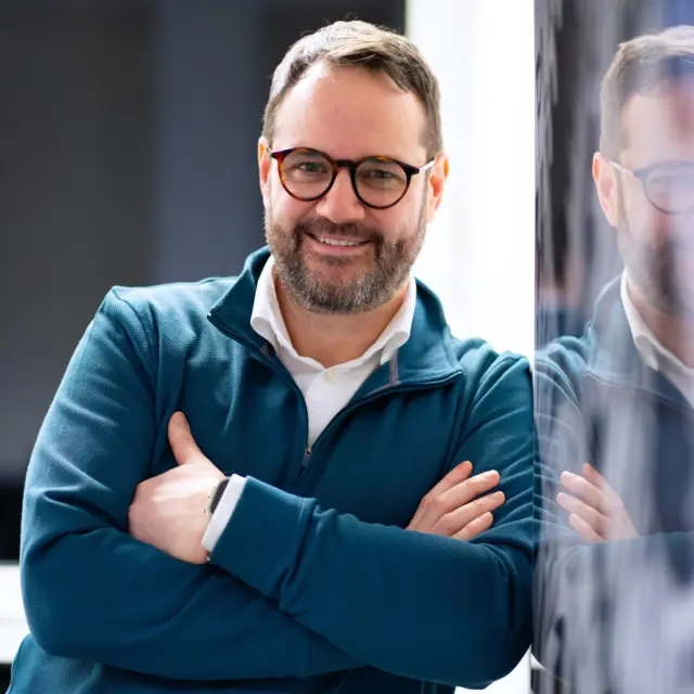 Warum mir barrierefreie Finanzberatung so wichtig ist💡

Gebärdensprache ist meine Muttersprache.
Ich bin mit gehörlosen Eltern aufgewachsen – und damit auch mit den Barrieren, die für die meisten Hörenden unsichtbar sind. Besonders in der Finanz- und Versicherungswelt habe ich früh gespürt, wie kompliziert, abschreckend und oft nicht zugänglich diese Themen sind. Genau deshalb ist es mein Ziel, komplexe Inhalte verständlich und zugänglich zu machen.

Seit über 25 Jahren begleite ich gehörlose Menschen bei wichtigen finanziellen Entscheidungen – vom ersten Sparplan für Kinder über Versicherungen bis hin zum Start ins Berufsleben. Die Beratung findet in Gebärdensprache statt und orientiert sich immer an dem, was du brauchst, in deinem Tempo und auf Augenhöhe.
Denn gute Beratung beginnt mit Verständnis – nicht nur für Zahlen, sondern für Menschen.

Möchtest du mehr wissen oder hast Fragen?
Schreib mir eine Nachricht oder kommentiere mit 👂 – ich melde mich gern bei dir 🤝

#DVAG #Finanzberatung #Vermögensaufbau #Geldanlage #Altersvorsorge #Absicherung #Gehörlos #DeafCommunity #DGS #DeutscheGebärdensprache #BarrierefreieBeratung #Gehörlosenfinanzberatung #DeafFinance #DeafBeratung #Coda #Hanau #Offenbach #Frankfurt #deaffinanzen