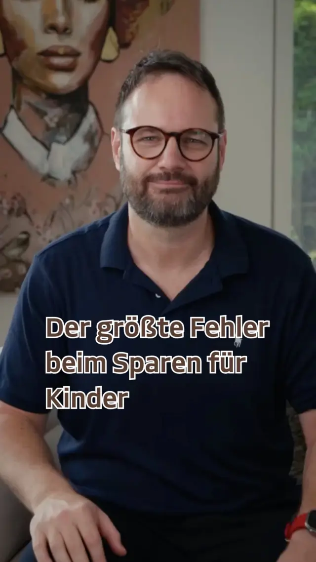 Ab wann sollte dein Kind selbst über sein Erspartes entscheiden?
Viele Eltern möchten ihrem Kind etwas für die Zukunft mitgeben. Eine wunderbare Idee. Doch eine Frage wird dabei oft übersehen:
Ist der 18. Geburtstag wirklich der richtige Zeitpunkt, um das Geld auszuzahlen?

Aus meiner Erfahrung lautet die Antwort häufig: Nein.
Mit 18 stehen viele junge Erwachsene noch am Anfang ihres Lebens. Ausbildung, Studium oder der erste Job – in dieser Phase fällt es oft schwer, größere Geldbeträge sinnvoll einzusetzen.
Ich weiß das sogar aus eigener Erfahrung.

Als ich 18 war, bekam ich Geld von meinen Eltern. Statt langfristig zu denken, habe ich mir ein Auto gekauft, es umgebaut und das Geld war schneller weg, als ich heute zugeben möchte. 😅

❗️ Natürlich ist jedes Kind anders. Manche gehen schon mit 18 verantwortungsvoll mit Geld um, andere brauchen einfach noch etwas Zeit. Deshalb sollte die Entscheidung immer individuell getroffen werden.

Deshalb empfehle ich Eltern, beim Sparen für ihre Kinder auf flexible Lösungen zu setzen. So entscheidest du, wann der richtige Zeitpunkt gekommen ist, zum Beispiel für den Führerschein, die Ausbildung, das Studium oder den Start in die erste eigene Wohnung.

👉Denn das Ziel ist nicht nur, Geld zu schenken.
Das Ziel ist, deinem Kind einen echten finanziellen Vorsprung fürs Leben zu ermöglichen. 

Schreib „Sparen“ in die Kommentare oder schick mir eine Nachricht, wenn du wissen möchtest, wie du flexibel und clever für dein Kind vorsorgst.

💬 Wie siehst du das? Sollte ein Kind mit 18 automatisch über sein Erspartes verfügen können? 

#Kindersparen #Vermögensaufbau #Finanzplanung #Kinder #Eltern #Geldanlage #Finanzberatung #Hörbehinderung #Gehörlos #DGS #Gebärdensprache #BarrierefreieBeratung #DeafFinance