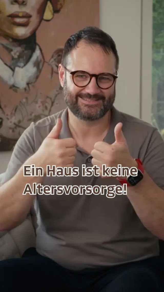 Ein Eigenheim ist nicht automatisch deine Altersvorsorge! 👇

Viele denken: Wenn das Haus abbezahlt ist, bin ich im Alter finanziell abgesichert. Doch ganz so einfach ist es leider nicht. Denn eine Immobilie verursacht auch nach dem Kauf regelmäßig Kosten:
- Neue Heizung
- Dachsanierung
- Fenster
- Dämmung
- Elektrik
- Wasserleitungen
- Bad oder Küche

Über mehrere Jahrzehnte können so schnell 150.000 bis 200.000 € oder sogar mehr für Instandhaltung zusammenkommen.

Deshalb ist es wichtig, diese Ausgaben frühzeitig einzuplanen und gezielt Rücklagen aufzubauen. Eine Möglichkeit kann ein Bausparvertrag sein. Er hilft dabei, regelmäßige Rücklagen für spätere Modernisierungen oder Renovierungen zu bilden und bietet je nach Tarif weitere Vorteile.

❗️Ein Eigenheim kann ein wichtiger Baustein für die finanzielle Zukunft sein, ersetzt aber keine durchdachte Altersvorsorge. Beides gehört zusammen.

Möchtest du, wie du dein Eigenheim und deine Altersvorsorge sinnvoll miteinander verbinden kannst? Schreiben 👂in die Kommentare oder schicke mir eine Nachricht. Dann vereinbaren wir ein kostenloses Beratungsgespräch – barrierefrei und verständlich. 

#Eigenheim #Immobilien #Bausparen #Bausparvertrag #Altersvorsorge #Vermögensaufbau #Finanzplanung #Gehörlos  #DeutscheGebärdensprache #DGS #BarrierefreieBeratung #Finanzberatung
