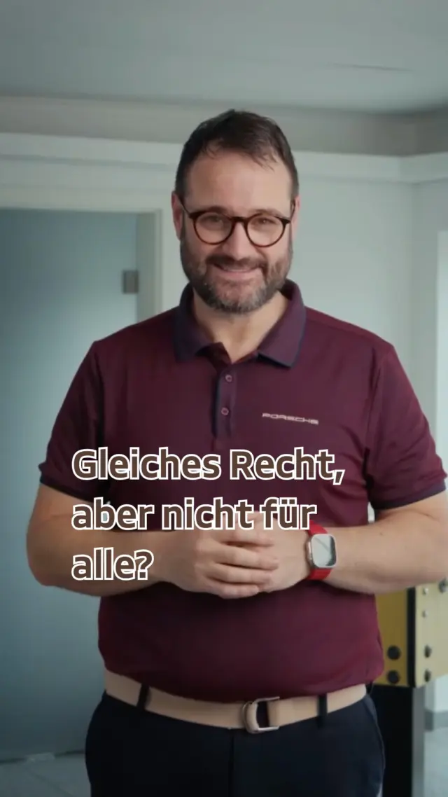 Stell dir vor, du brauchst rechtliche Unterstützung … doch schon die Kommunikation wird zum Problem.

Für viele Menschen mit Hörbehinderung ist genau das Realität. Denn obwohl eine Rechtsschutzversicherung die Anwaltskosten übernimmt, bleibt eine wichtige Frage oft offen:
Wer bezahlt den Gebärdensprachdolmetscher?

In den meisten Fällen leider nicht die Versicherung. Dabei ist der Dolmetscher keine Zusatzleistung, sondern die Voraussetzung dafür, dass überhaupt eine gleichberechtigte Beratung stattfinden kann.
Genau deshalb habe ich mich dafür eingesetzt, eine Lösung zu schaffen.

Für meine gehörlosen Kundinnen und Kunden gibt es bei der Rechtsschutzversicherung eine besondere Regelung: Die Kosten für den Gebärdensprachdolmetscher können mit abgesichert werden!

👉Das bedeutet mehr Sicherheit, mehr Selbstbestimmung und vor allem: Du kannst dein Recht wahrnehmen, ohne dir zusätzlich Gedanken über die Kosten für die Kommunikation machen zu müssen.

Denn echte Absicherung endet nicht beim Vertrag, sie beginnt dort, wo Barrieren verschwinden.

Möchtest du mehr erfahren? Dann schreib einfach „Rechtsschutz“ in die Kommentare oder sende mir eine Nachricht. Ich erkläre dir alles ganz in Ruhe und barrierefrei.

#Rechtsschutzversicherung #Gebärdensprachdolmetscher #Gehörlos  #DGS #Gebärdensprache #BarrierefreieBeratung #Rechtsschutz #Finanzberatung #DeafFinance #Inklusion