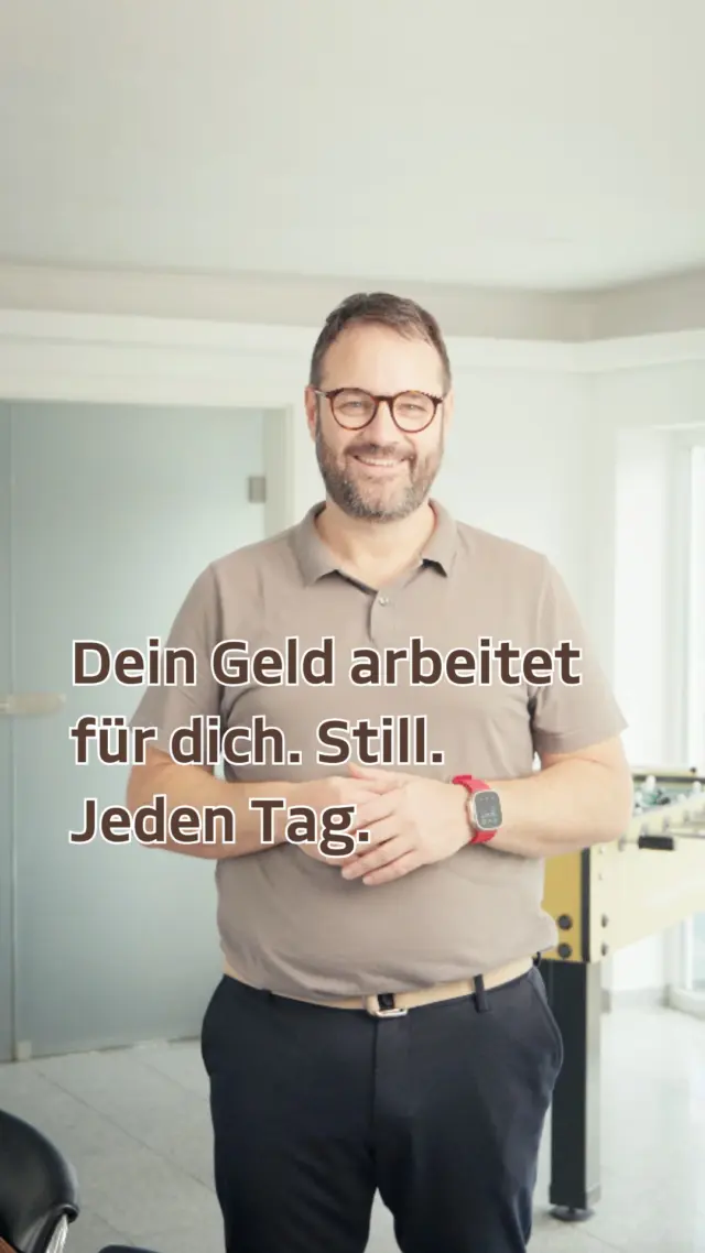 ✨ Wenn dein Geld still und leise für dich arbeitet …
passiert mit der Zeit etwas Magisches.
Stell dir vor, du legst einmalig 10.000 € an.
Nur 1 % Zinsen pro Jahr – klingt erstmal nicht nach viel, oder?
Und trotzdem werden daraus nach 12 Jahren etwa 11.268 €.
Nicht, weil du mehr eingezahlt hast –
sondern weil dein Geld still und leise für dich weiterarbeitet. 💛
Du bekommst nämlich nicht nur Zinsen auf deine 10.000 €,
sondern jedes Jahr auch auf die Zinsen der Jahre davor.
Genau das ist der Zauber des Zinseszinses. 📈
Das zeigt:
Es geht nicht immer darum, spektakuläre Renditen zu haben.
Viel wichtiger ist, überhaupt anzufangen
und deinem Geld Zeit zu geben zu wachsen. 
Denn aus kleinen Schritten heute
kann morgen echte finanzielle Freiheit entstehen. 🚀
Wenn du wissen möchtest,
wie du dein Geld sinnvoll für dich arbeiten lassen kannst,
schreib mir eine Nachricht oder kommentiere mit 🦻 –
ich erkläre es dir gern einfach und verständlich. 🤝
#Zinseszins #Vermögensaufbau #Finanzen #Geldanlage #Altersvorsorge #Sparen #deaf #Gebärdensprache #Gehörlos #barrierefreieberatung #deaffinance #achtesWeltwunder